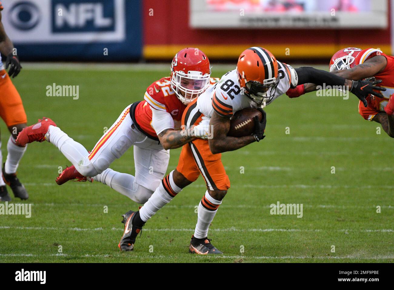 Kansas City Chiefs safety Tyrann Mathieu (32) tackles Cleveland Browns