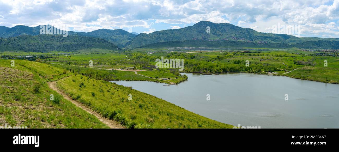 Bear Creek Lake - A panoramic Spring view of a biking trail winding at side of Mt. Carbon, overlooking Bear Creek Lake, Denver-Lakewood, Colorado, USA Stock Photo