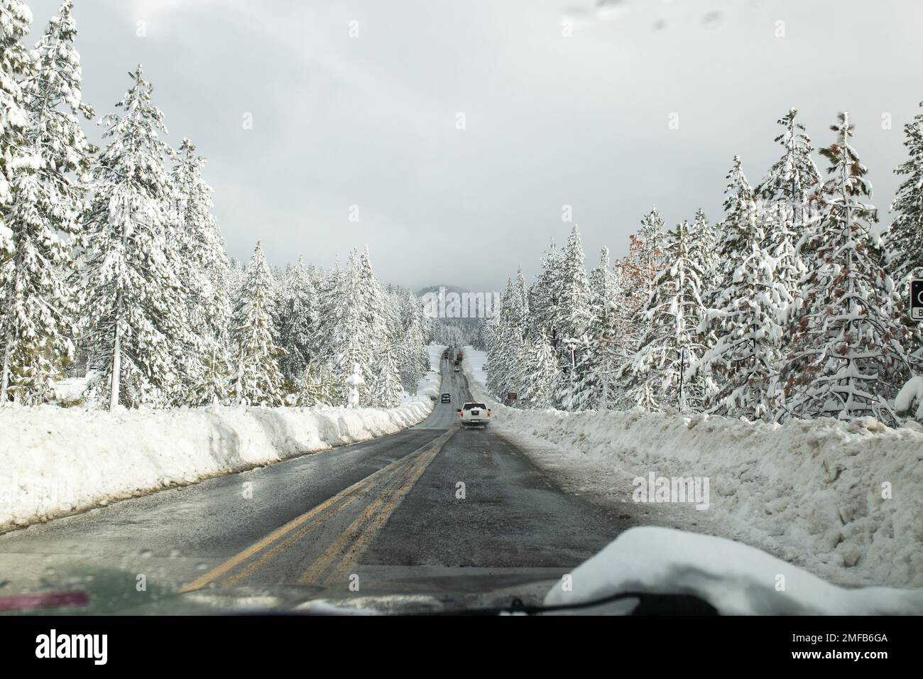Driving In Winter Conditions Lake Tahoe California Stock Photo Alamy driving-in-winter-conditions-lake-tahoe-california-stock-photo-alamy