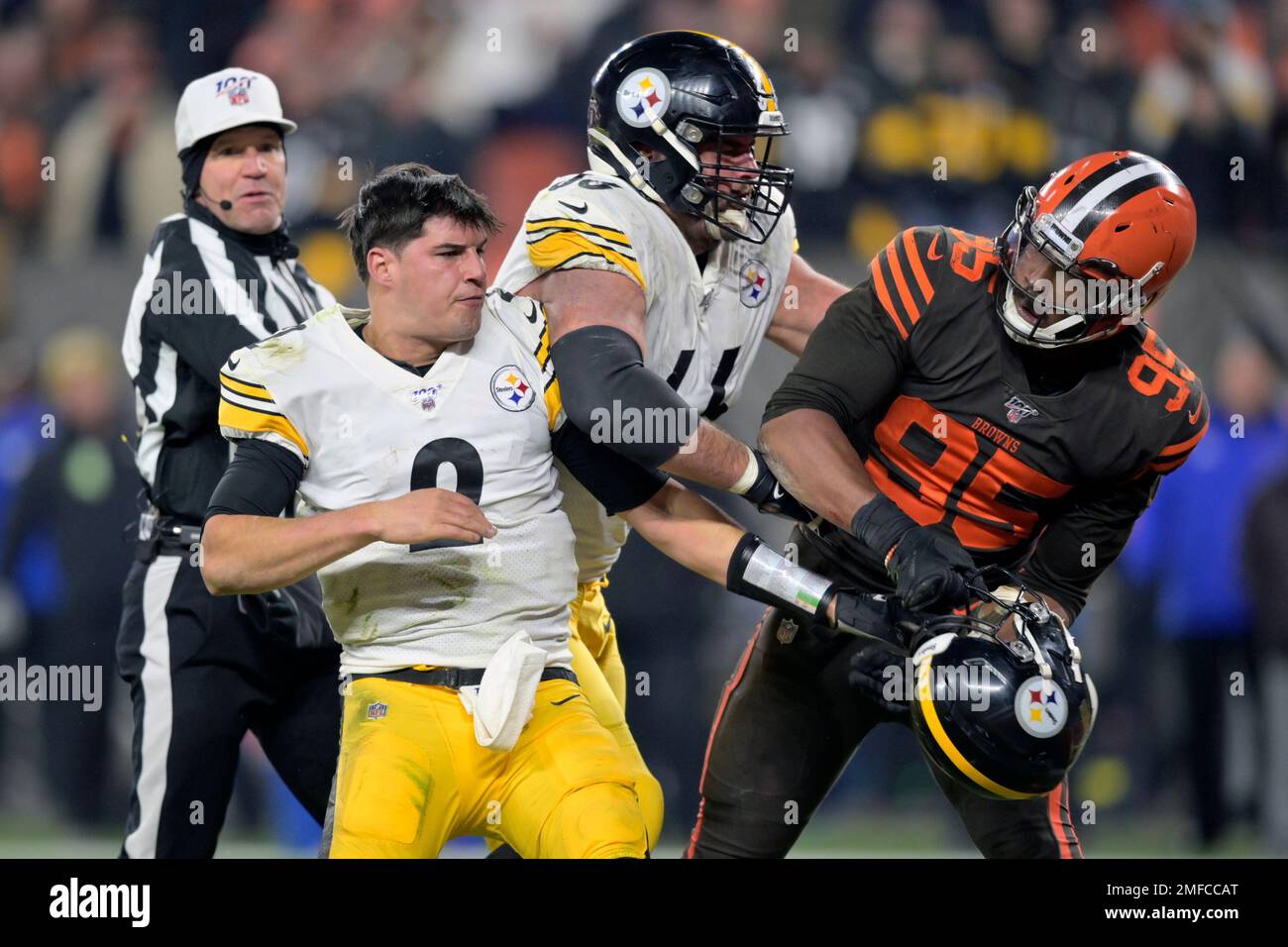Myles garrett hotsell swings helmet