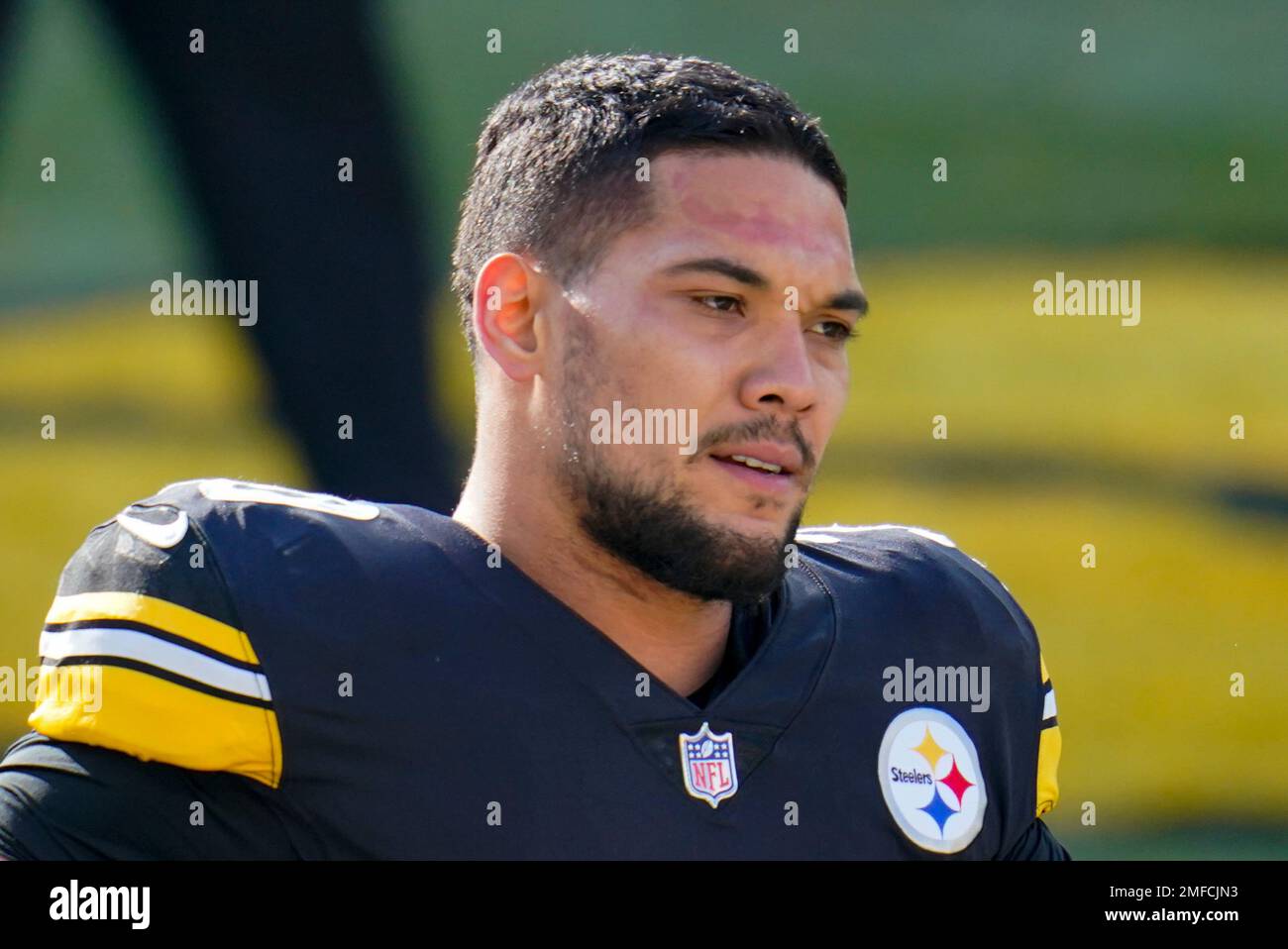 Pittsburgh Steelers running back James Conner (30) warms up before