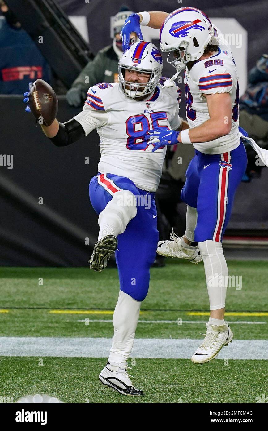 Buffalo Bills tight end Lee Smith, left, celebrates his touchdown
