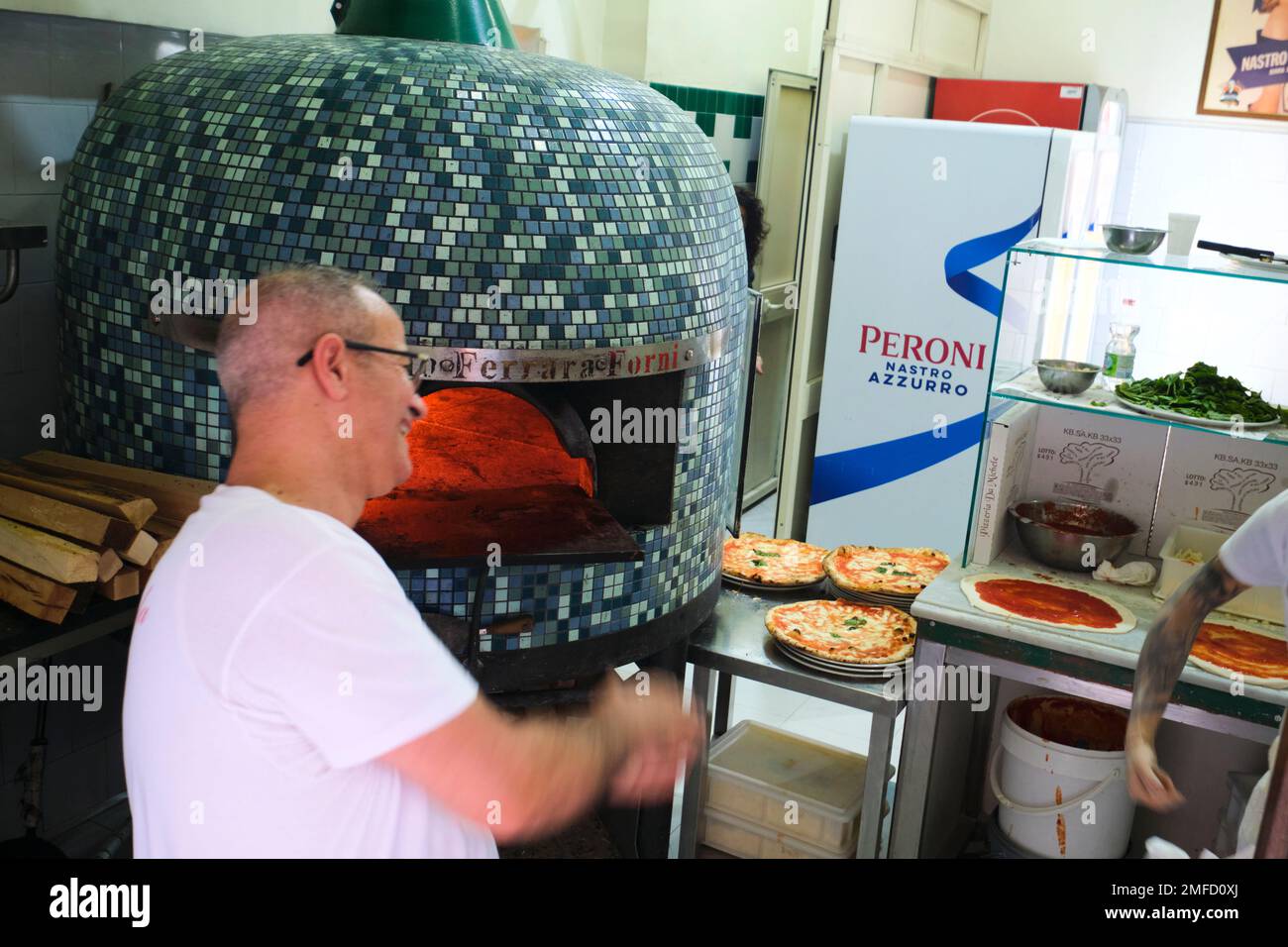 The baker in front of the oven, making pizzas at Pizzeria da Michele, made famous by the book, Eat, Pray, Love, by Elizabeth Gilbert. Julia Roberts st Stock Photo