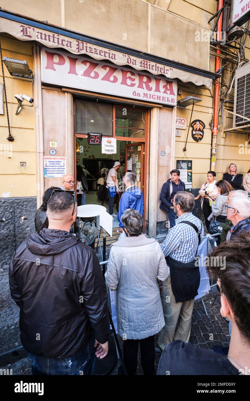 A crowd of people wait for a table at Pizzeria da Michele, made famous by the book, Eat, Pray, Love, by Elizabeth Gilbert. Julia Roberts starred in th Stock Photo