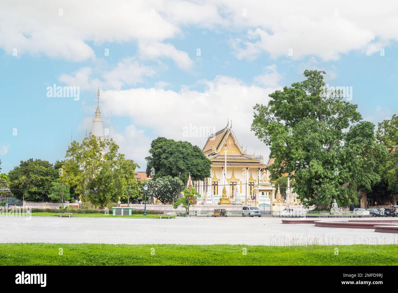 Parks in front of Botomvaty Pagoda Stock Photo - Alamy