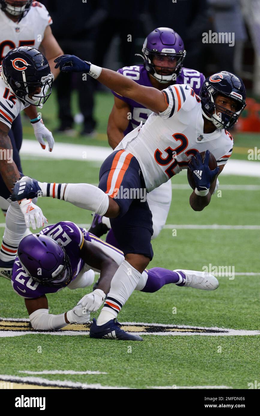 Chicago Bears running back David Montgomery (32) runs against the