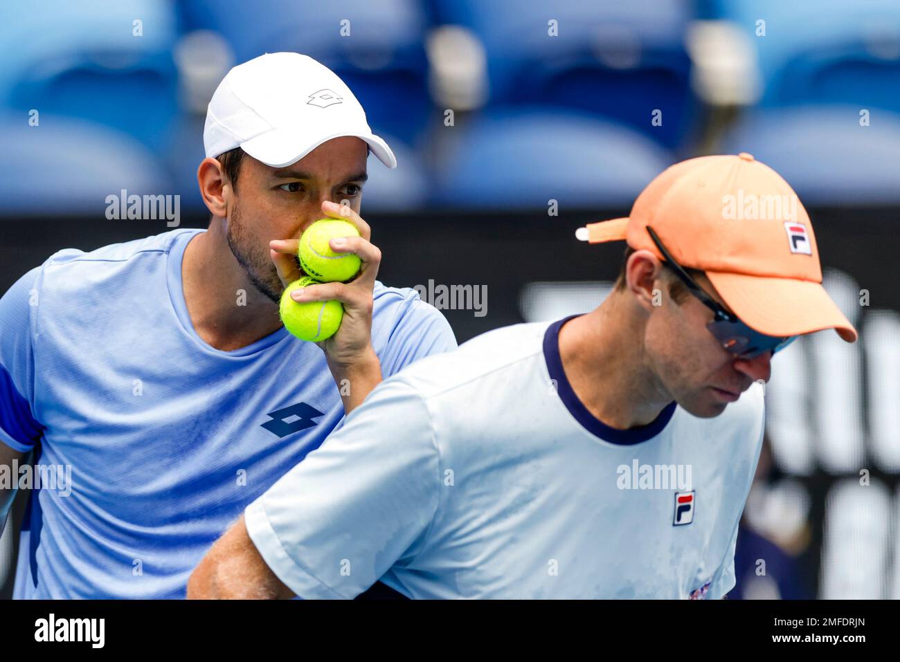 Melbourne, Australia. 25th Jan, 2023. Tennis: Grand Slam - Australian Open,  doubles, men, quarterfinals: Mies/Peers (Germany/Australia) -  Granollers/Zeballos. Andreas Mies (l) and John Peers are in action. Credit:  Frank Molter/dpa/Alamy Live News