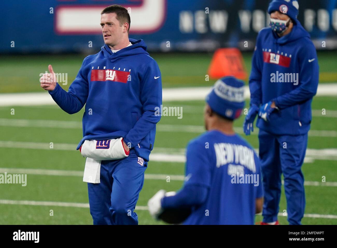 New York Giants' Colt McCoy, left, gestures while warming up before an New York Giants' Colt McCoy, left, gestures while warming up before an