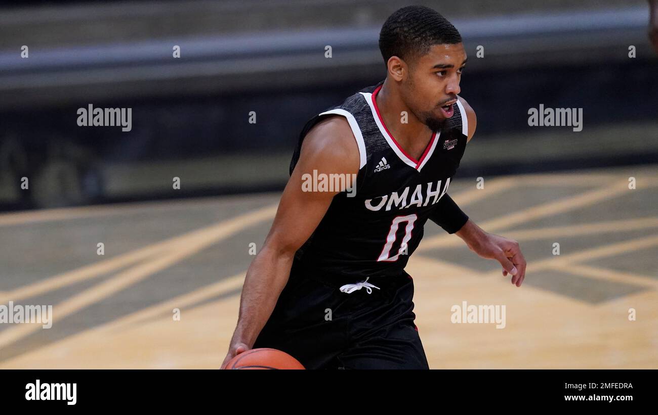 Omaha guard Sam'i Roe (0) in the first half of an NCAA college ...