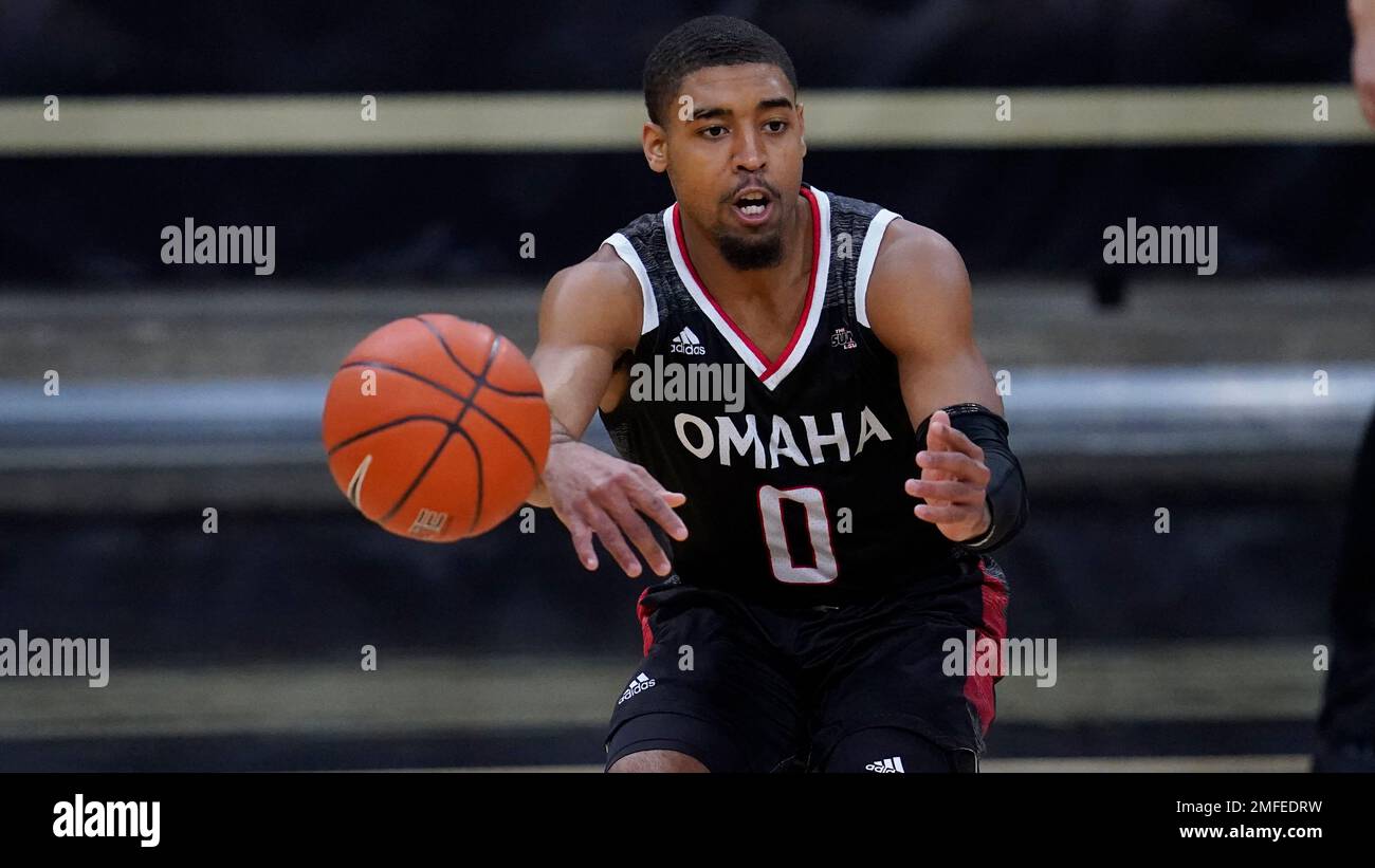 Omaha guard Sam'i Roe (0) in the first half of an NCAA college ...
