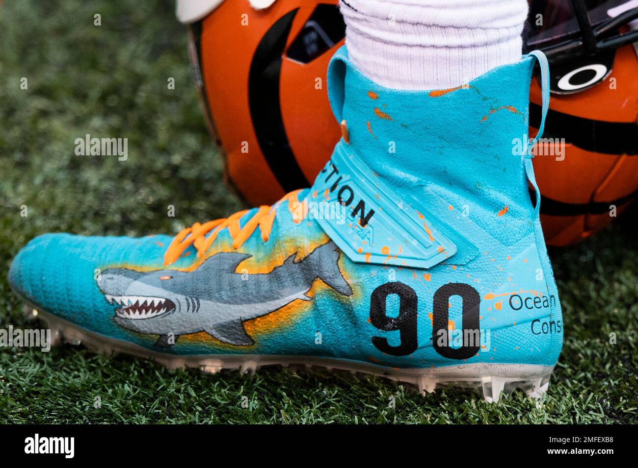 defensive end football cleats