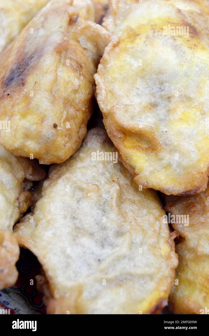 https://c8.alamy.com/comp/2MFG09W/pondok-cabe-tangerang-selatan-indonesia-september-21-2022-crispy-fried-banana-with-selected-focus-2MFG09W.jpg