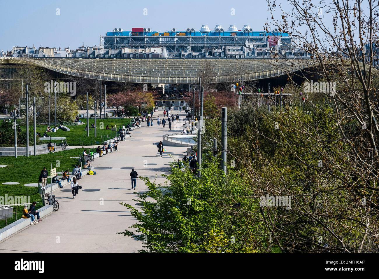 Paris (France): from the “allee Baltard “ alley, overview of the garden “jardin de la Canopee”, “jardin Nelson Mandela”, the “forum des Halles” shoppi Stock Photo