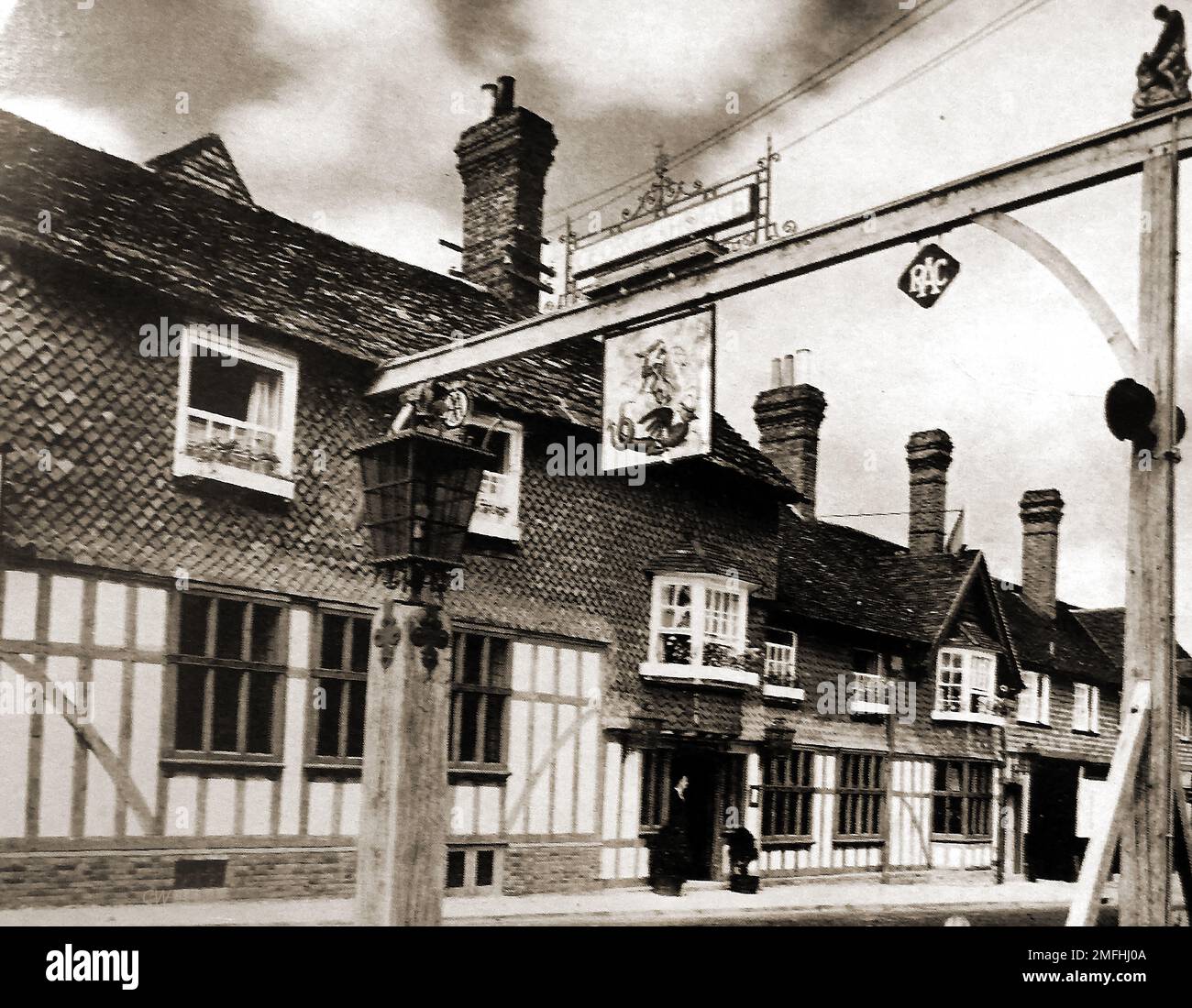 British pubs inns & taverns - A circa 1940 old photograph of he George at Crawley with its gallows inn sign. Stock Photo