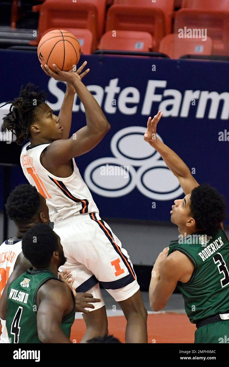Illinois guard Ayo Dosunmu (11) shoots over Ohio forward Ben Roderick ...