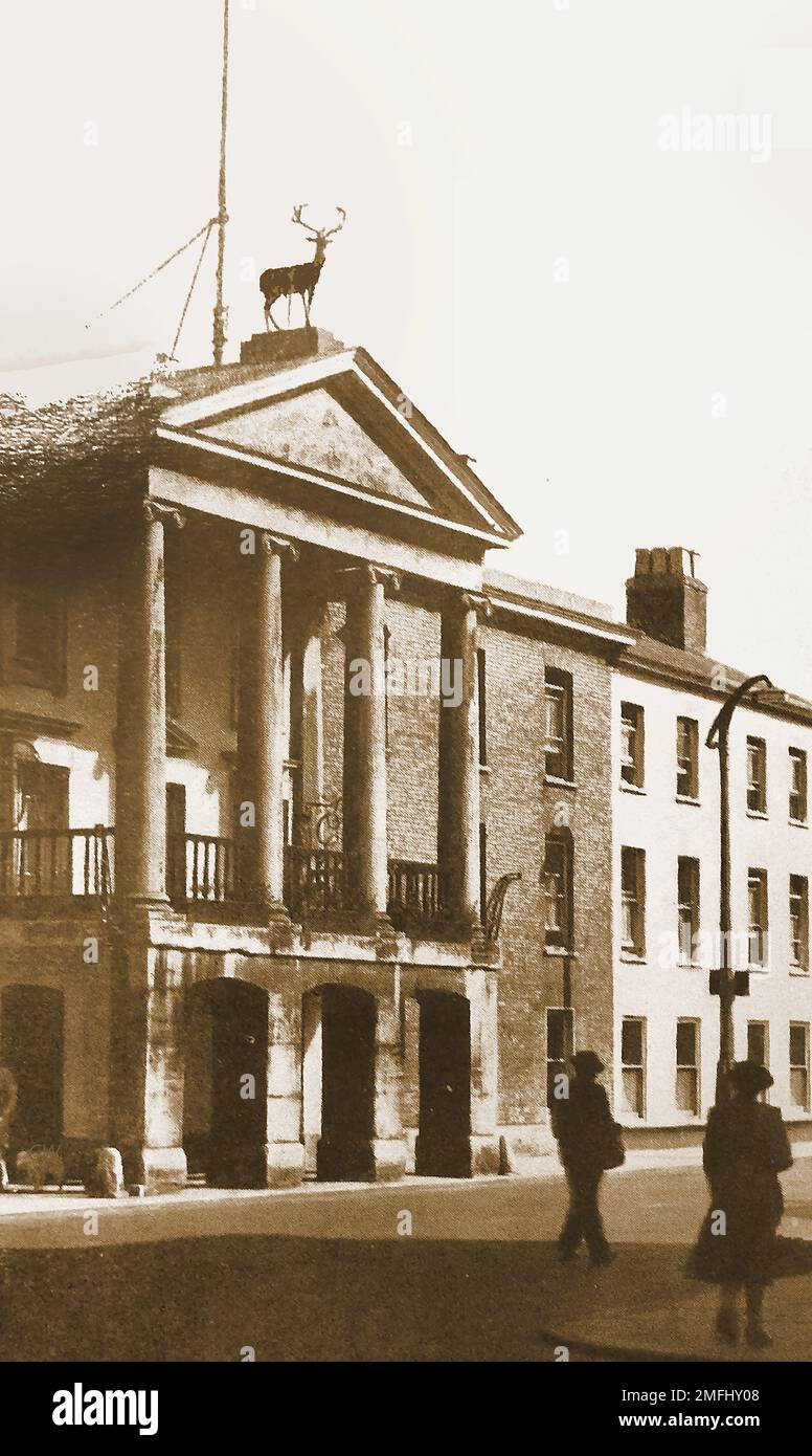 British pubs inns & taverns - A circa 1940 old photograph of The (Mercure) White Hart at Salisbury with its flamboyant portico Stock Photo