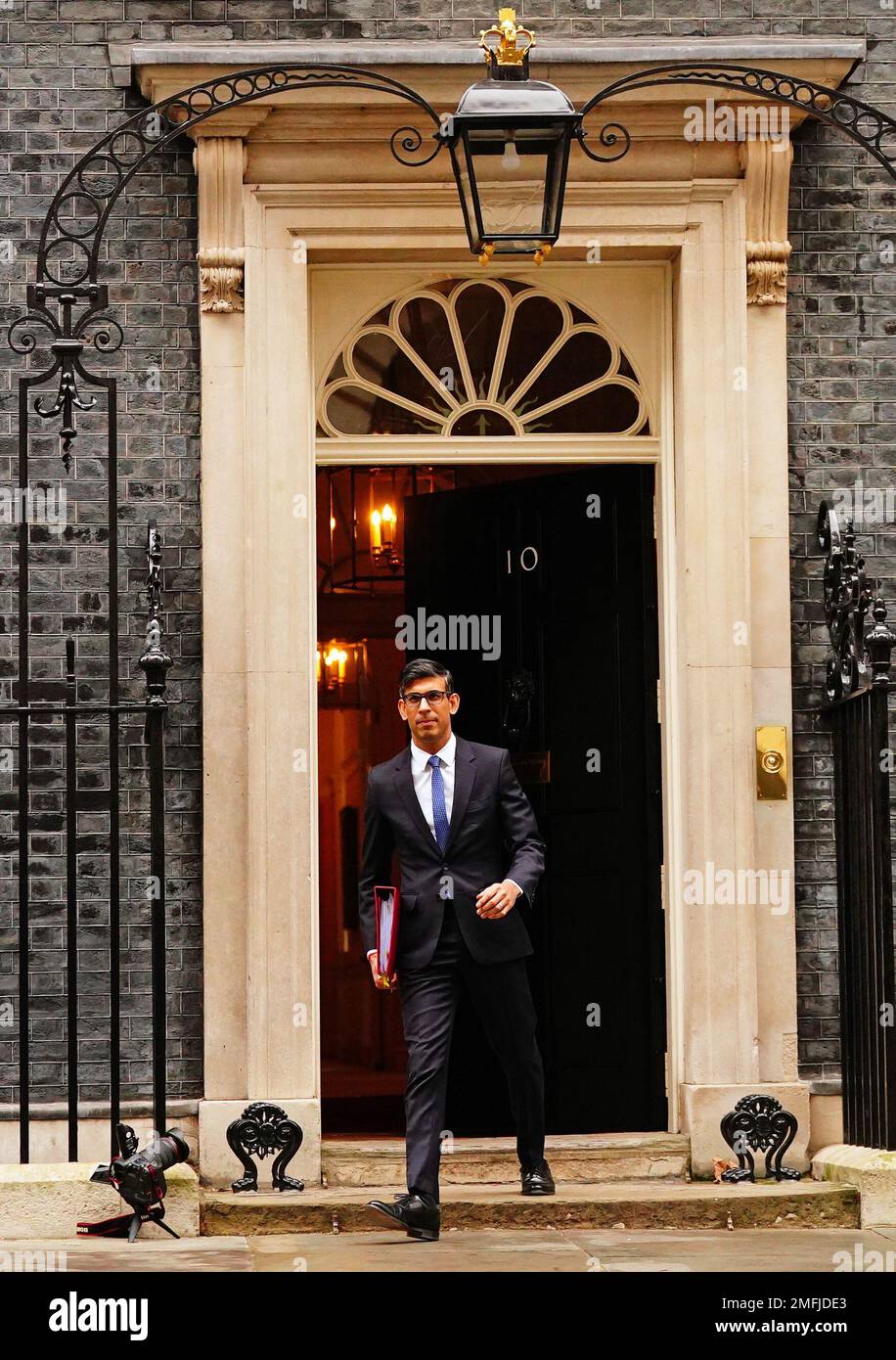 Prime Minister Rishi Sunak departs 10 Downing Street, London, to attend Prime Minister's Questions at the Houses of Parliament. Picture date: Wednesday January 25, 2023. Stock Photo