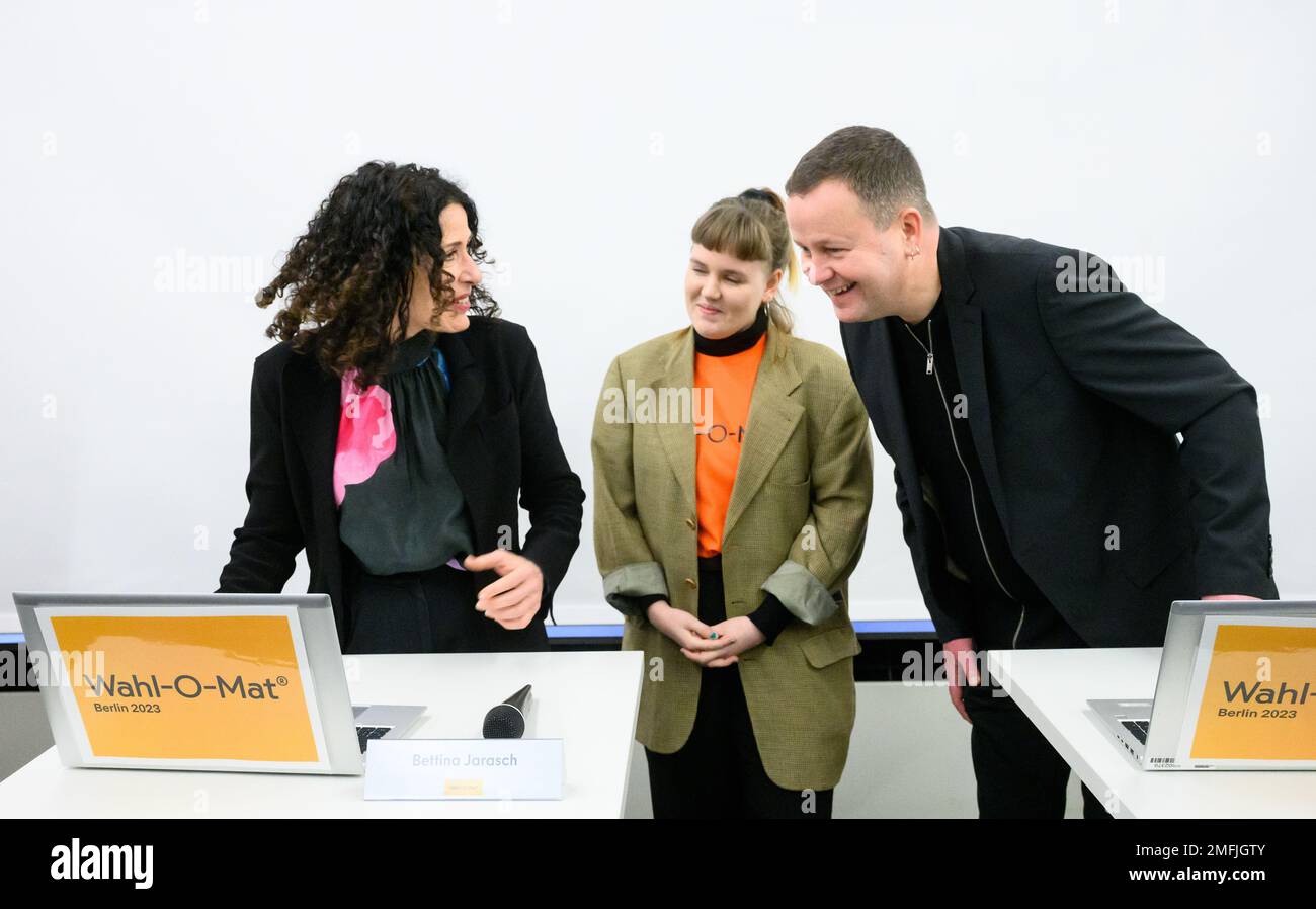 25 January 2023, Berlin: Bettina Jarasch (l, Bündnis 90/Die Grünen), Berlin Senator for the Environment, Transport, Climate and Consumer Protection, and Klaus Lederer (Die Linke), Berlin Senator for Culture and Europe, test the online tool at a press event to mark the launch of Wahl-O-Mat for the repeat election to the Berlin House of Representatives on February 12, 2023, at the State Agency for Civic Education. Wahl-O-Mat Berlin was created in cooperation between the Berlin State Agency for Civic Education and the Federal Agency for Civic Education. 31 of 33 parties that are running for the H Stock Photo