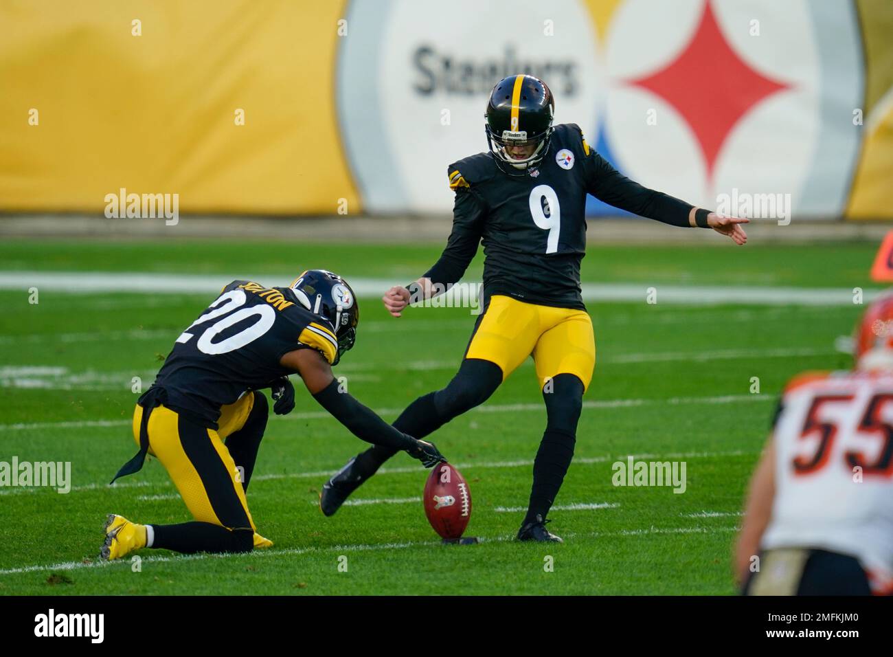 Pittsburgh Steelers kicker Chris Boswell (9) kicks a field goal during an NFL football game