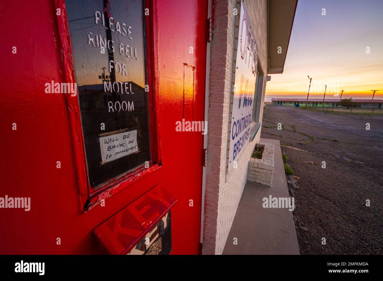'Back in 10 minutes' - sign on an abandoned motel in Panhandle, Texas, USA, May 2022 Stock Photo