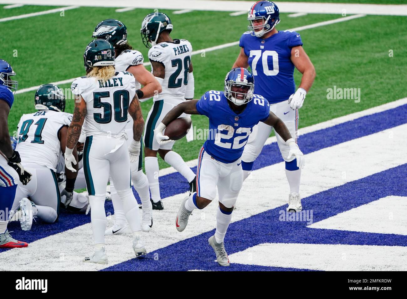 New York Giants' Wayne Gallman (22) celebrates after rushing for a ...