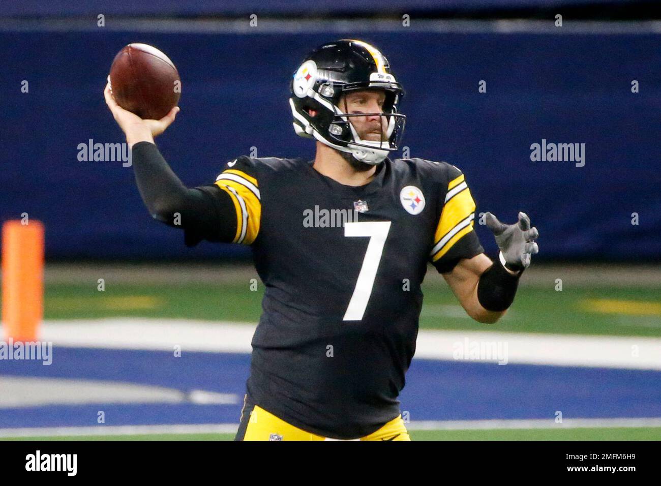 Pittsburgh Steelers quarterback Ben Roethlisberger (7) looks to