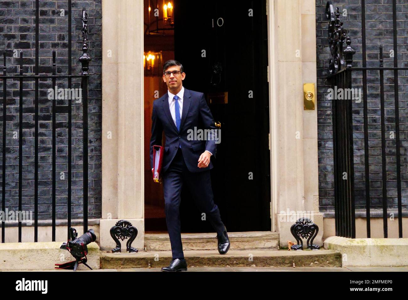Prime Minister Rishi Sunak departs 10 Downing Street, London, to attend Prime Minister's Questions at the Houses of Parliament. Picture date: Wednesday January 25, 2023. Stock Photo