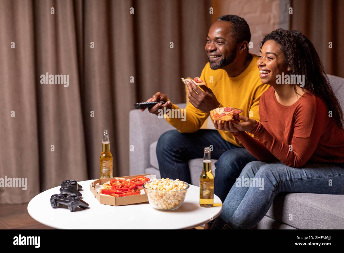 Black spouses watching tv hi-res stock photography and images - Alamy