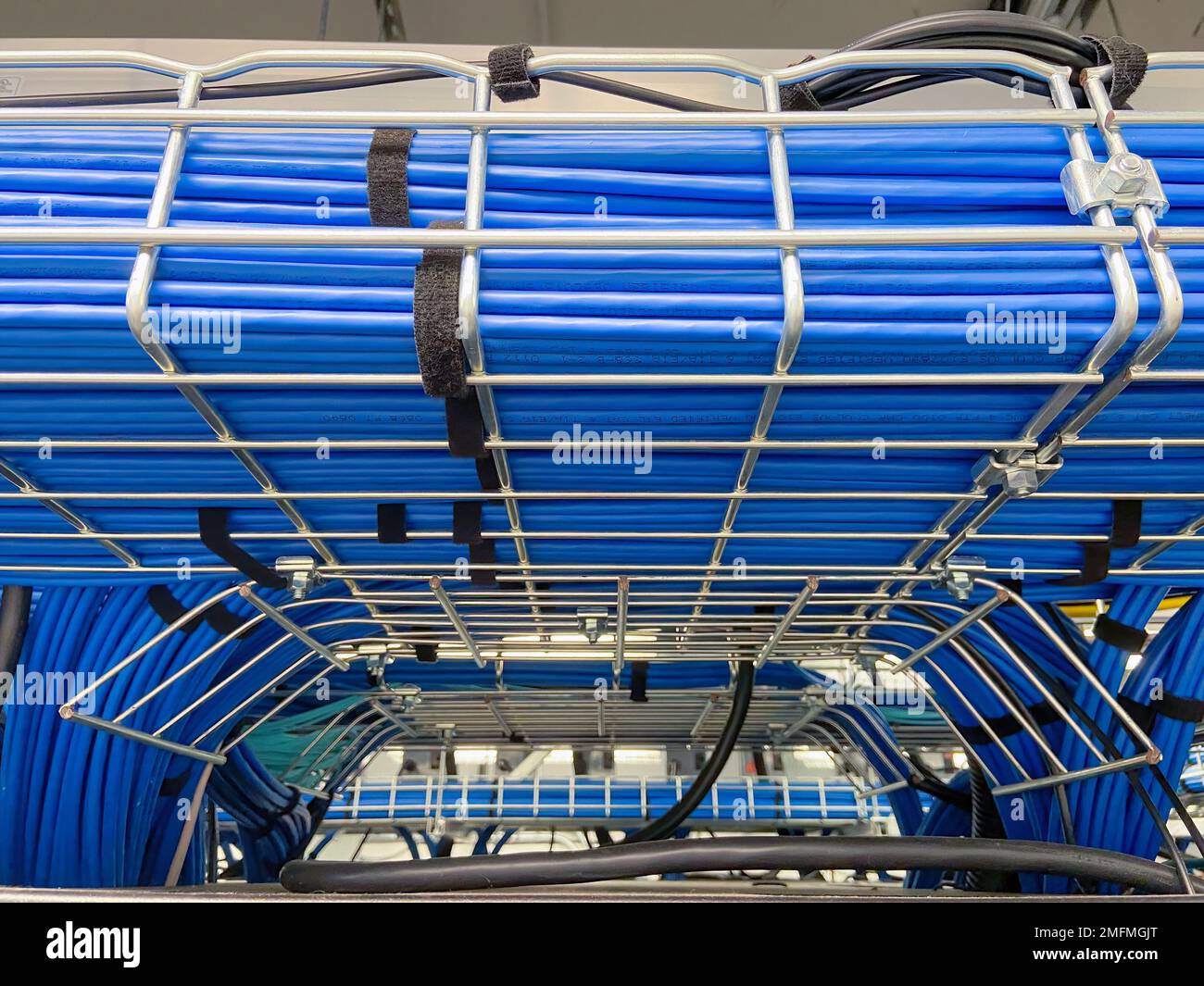 https://c8.alamy.com/comp/2MFMGJT/copper-cable-infrastructure-mounted-on-the-metal-wired-trays-2MFMGJT.jpg