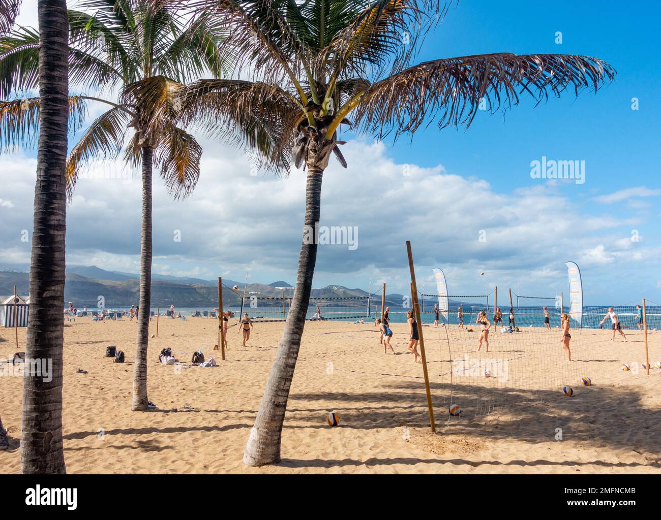 Las Palmas, Gran Canaria, Canary Islands, Spain. 25th January 2023.  Tourists, many from the UK, bask in glorious sunshine on the city beach in Las Palmas. The Canary Islands are a popular winter sun destination for thousands of British holidaymakers. Credit: Alan Dawson/Alamy Live News Stock Photo
