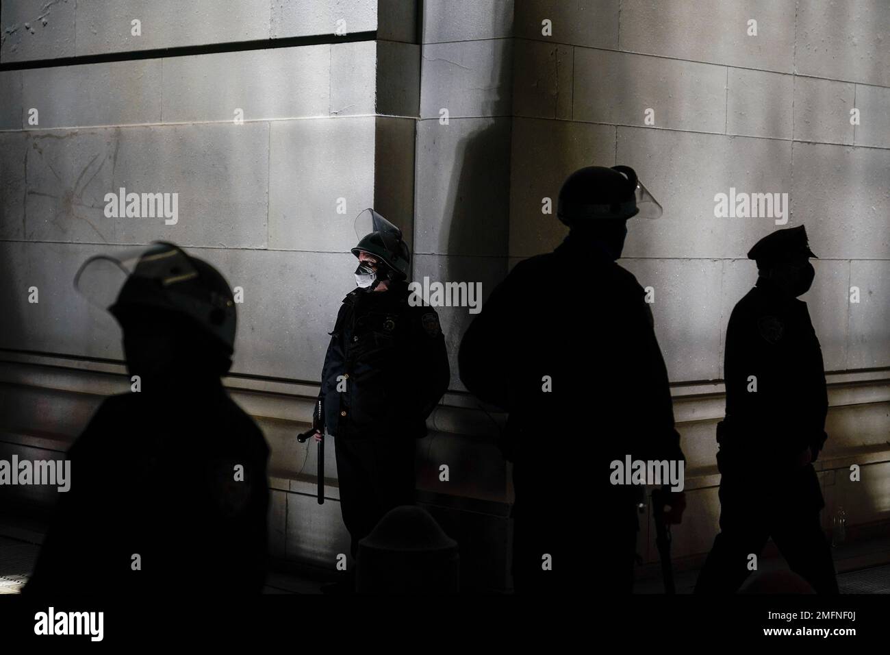 New York Police officers block off the north entrance to Washington ...