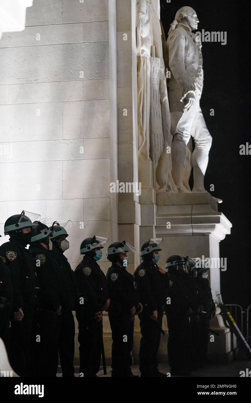New York Police officers block off an entrance into Washington Square ...