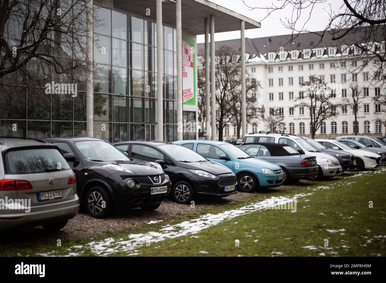 Munich, Germany. 25th Jan, 2023. Parkende Autos. Kalte Temperaturen und  feuchtes Wetter am 25.1.2023 in München. Vormittags ist wenig los. --  Parking cars. Cold temperatures and humid weather on January 25, 2023