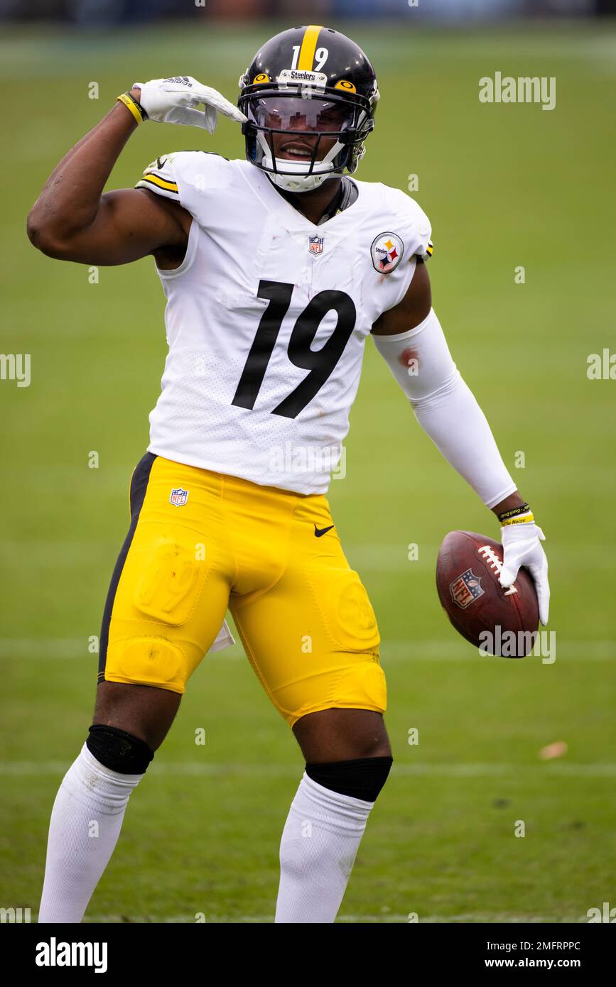 Photo: Chiefs JuJu Smith-Schuster Celebrates a First Down