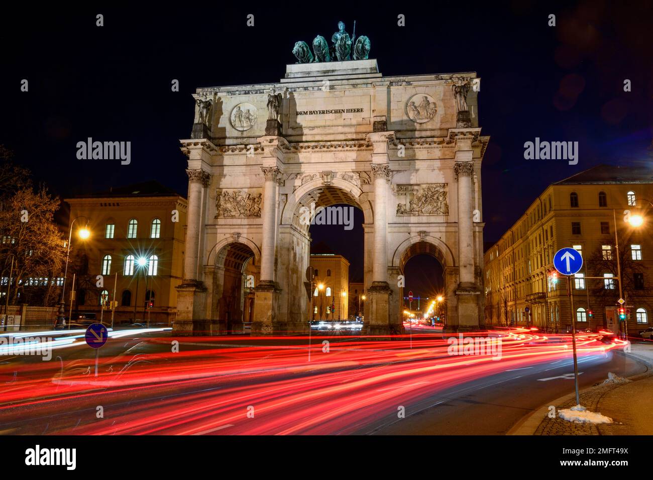 Siegestor by the architect Friedrich von Gärtner (1852), by night