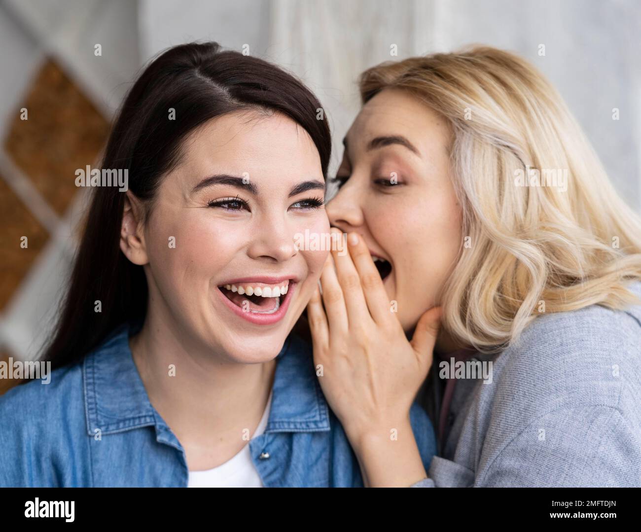Telling chat hi res stock photography and images Alamy