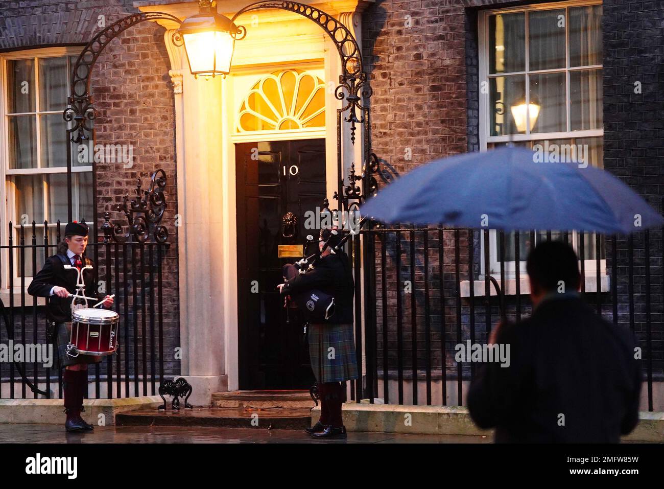 A drummer and a bagpiper outside 10 Downing Street ahead of a Burns Night reception being hosted by Prime Minister Rishi Sunak. Picture date: Wednesday January 25, 2023. Stock Photo