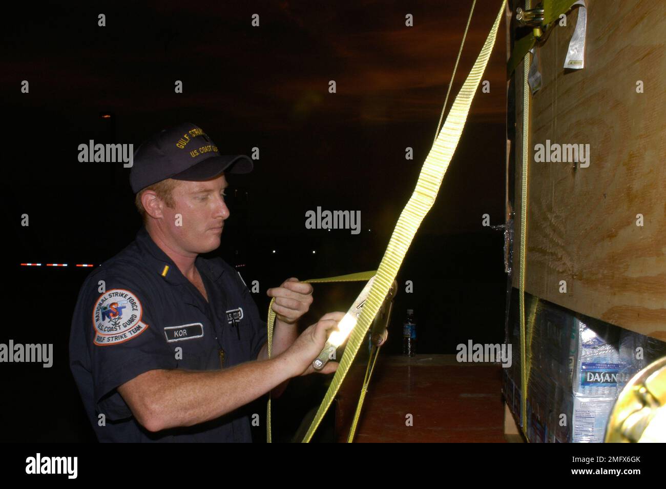 Coast Guard Personnel - Miscellaneous - 26-HK-90-275. Coast Guardsman strapping down boxes, 050902 b. Hurricane Katrina Stock Photo
