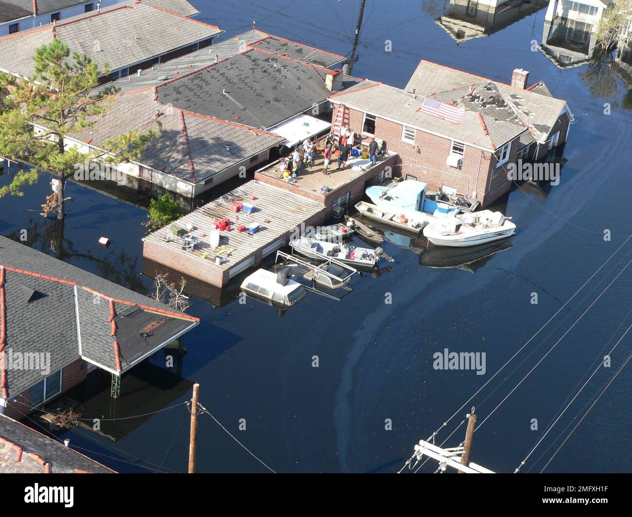 Hurricane katrina rooftop rescue hi-res stock photography and images ...