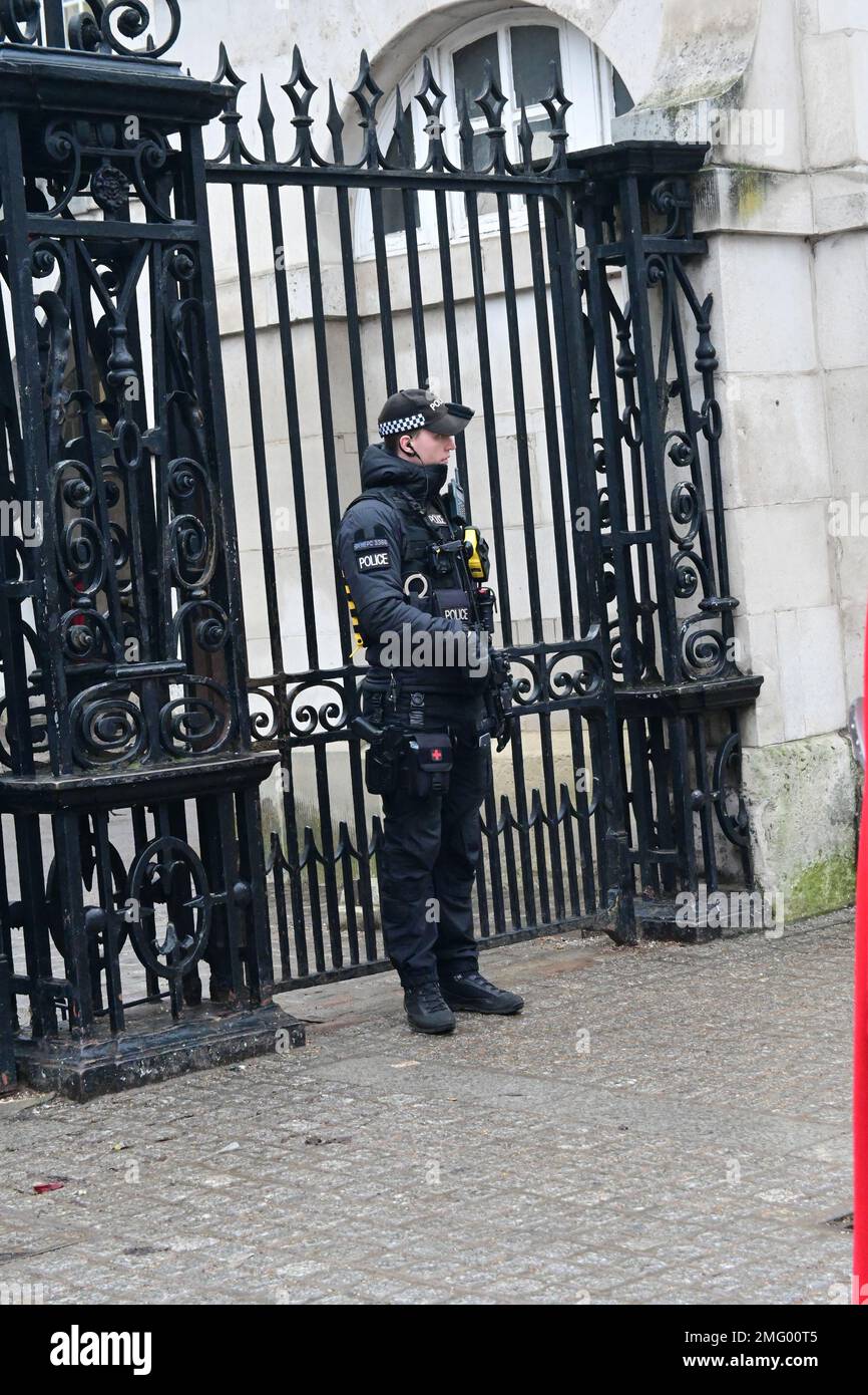 London, UK. January 25 2023. London, UK.  A heavy armed police in front of St James Palace, London, UK Credit: See Li/Picture Capital/Alamy Live News Stock Photo