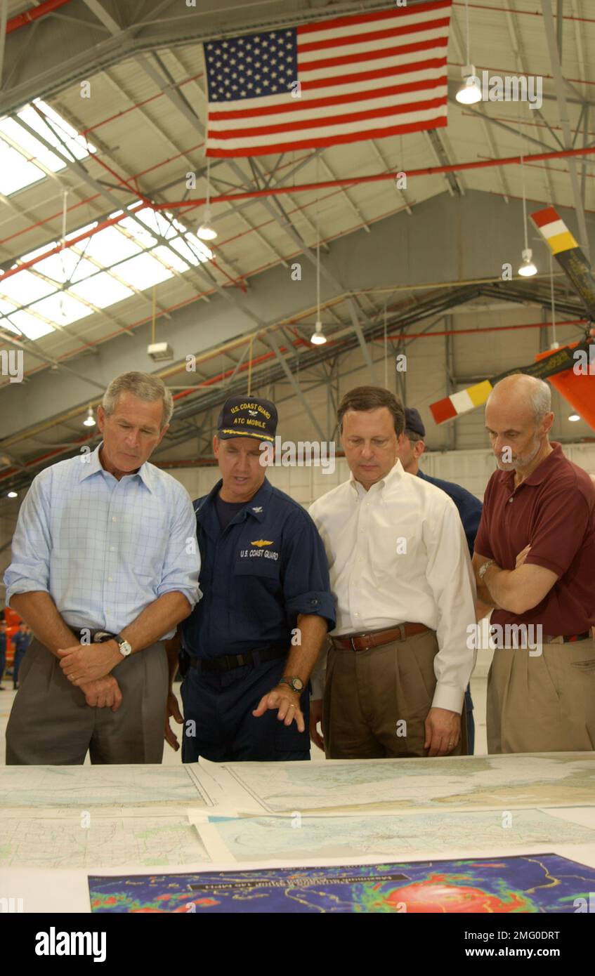 Secdhs President George W. Bush Visit - 26-HK-6-191. Briefing in ATC hangar ...