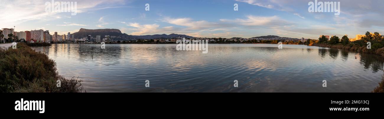 Dentro del núcleo urbano de Calpe (Alicante) encontramos esta laguna salada que se formó hace millones de años, conocida como Las Salinas de Calpe, há Stock Photo