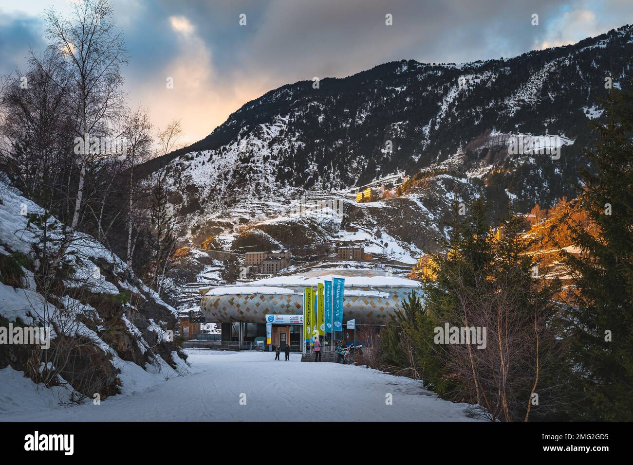 Main ski lift gondola hi-res stock photography and images - Alamy
