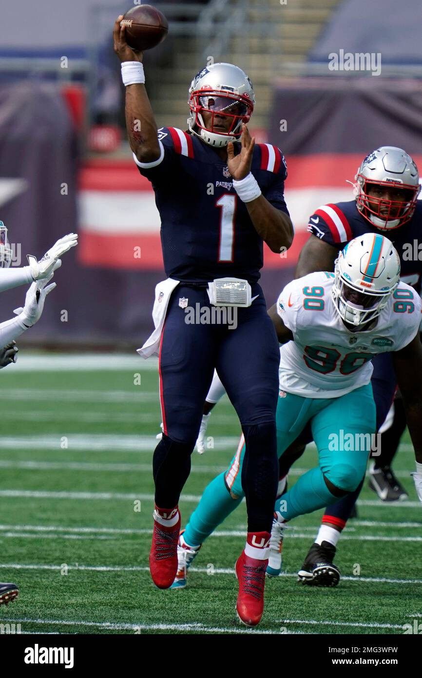 Miami Dolphins defensive end Shaq Lawson (90) lines up against the