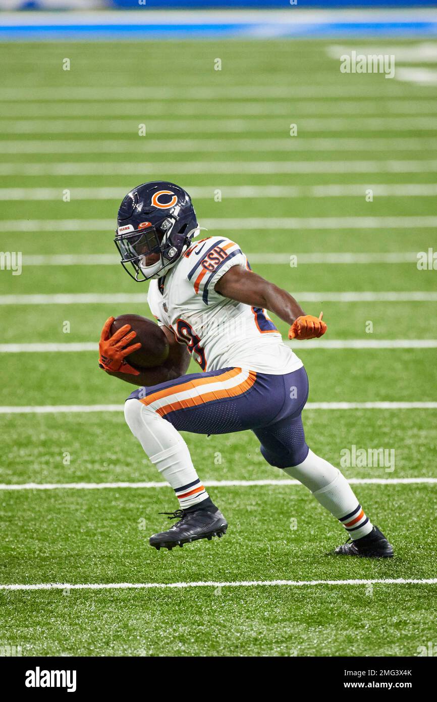 Chicago Bears running back Tarik Cohen (29) rushes against Detroit