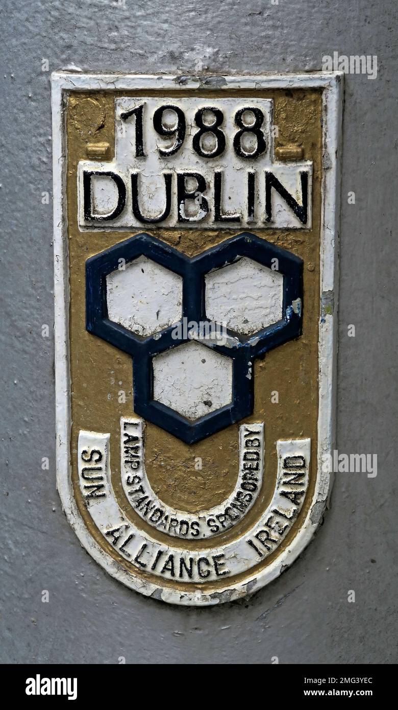 1988 Dublin decorated embossed and painted lamppost, city centre, Eire, Ireland - sponsored by Sun Alliance Ireland Stock Photo