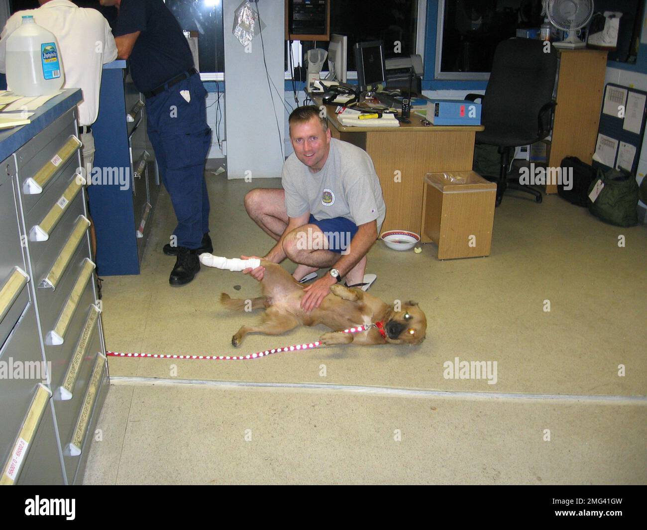 Animals - Rescue - 26-HK-60-20. AST Wil Milam and rescued dog at AIRSTA NOLA. Hurricane Katrina Stock Photo