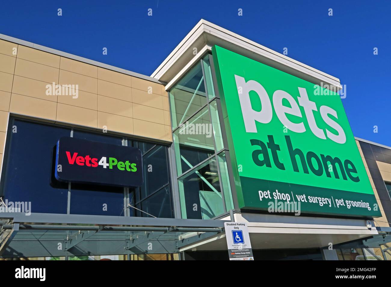 Pets at Home, Vets4Pets, JunctionNINE Retail Park, Warrington, Cheshire, England, UK, WA2 8TW Stock Photo