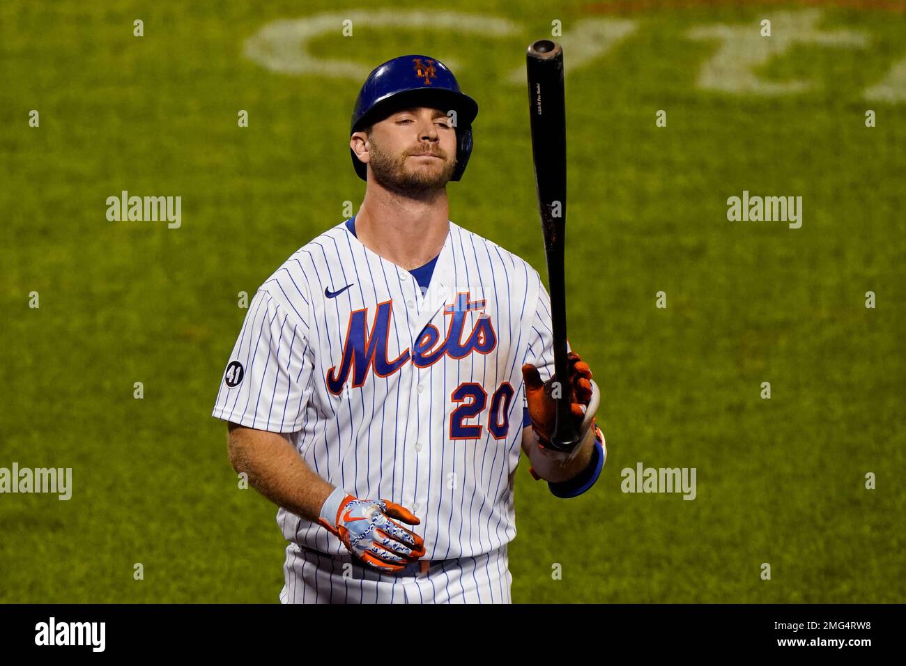 New York Mets Pete Alonso reacts after lining out to third in the ninth