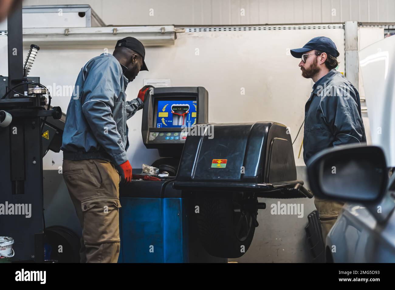 Male mechanic hi-res stock photography and images - Alamy
